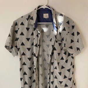 Minimal triangle button up